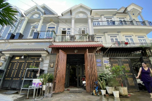 Bán nhà hẻm rộng 6m, đường Huỳnh Tấn Phát, Nhà Bè, sổ hồng hoàn công đầy đủ, nhà đẹp, tiện nghị, hẻm thông thoáng